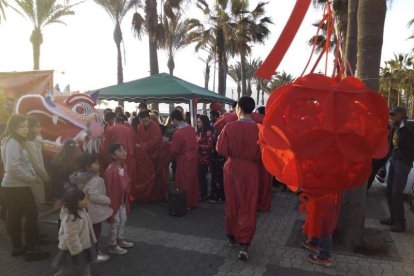 Año nuevo a lomos del dragón oriental. La comunidad china en Almería recibió ayer el año del mono de fuego entre festejos.