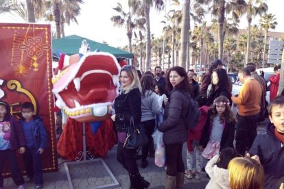 Año nuevo a lomos del dragón oriental. La comunidad china en Almería recibió ayer el año del mono de fuego entre festejos.