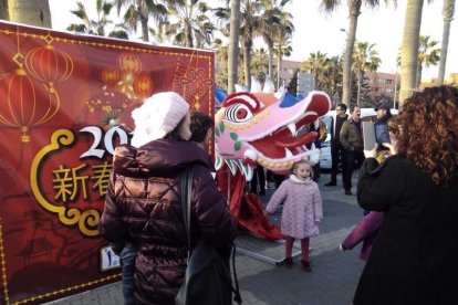 Año nuevo a lomos del dragón oriental. La comunidad china en Almería recibió ayer el año del mono de fuego entre festejos.