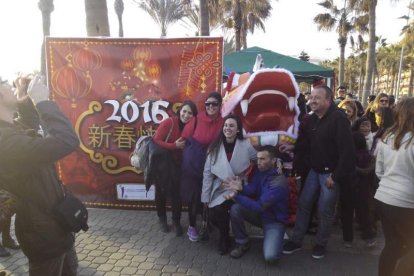 Año nuevo a lomos del dragón oriental. La comunidad china en Almería recibió ayer el año del mono de fuego entre festejos.