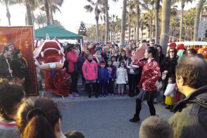 Año nuevo a lomos del dragón oriental. La comunidad china en Almería recibió ayer el año del mono de fuego entre festejos.