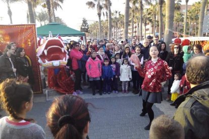 Año nuevo a lomos del dragón oriental. La comunidad china en Almería recibió ayer el año del mono de fuego entre festejos.