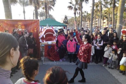 Año nuevo a lomos del dragón oriental. La comunidad china en Almería recibió ayer el año del mono de fuego entre festejos.
