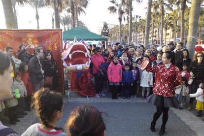 Año nuevo a lomos del dragón oriental. La comunidad china en Almería recibió ayer el año del mono de fuego entre festejos.