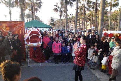 Año nuevo a lomos del dragón oriental. La comunidad china en Almería recibió ayer el año del mono de fuego entre festejos.