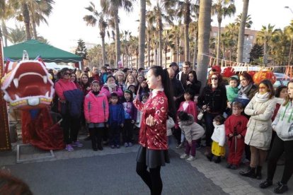Año nuevo a lomos del dragón oriental. La comunidad china en Almería recibió ayer el año del mono de fuego entre festejos.