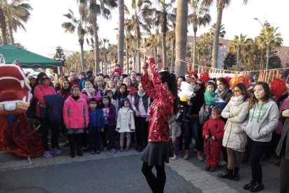 Año nuevo a lomos del dragón oriental. La comunidad china en Almería recibió ayer el año del mono de fuego entre festejos.