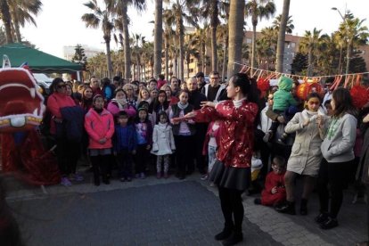 Año nuevo a lomos del dragón oriental. La comunidad china en Almería recibió ayer el año del mono de fuego entre festejos.