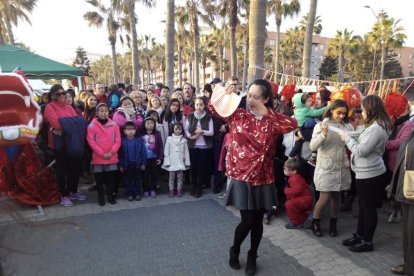 Año nuevo a lomos del dragón oriental. La comunidad china en Almería recibió ayer el año del mono de fuego entre festejos.
