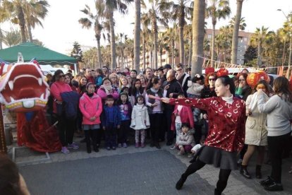 Año nuevo a lomos del dragón oriental. La comunidad china en Almería recibió ayer el año del mono de fuego entre festejos.