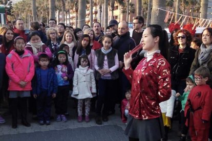 Año nuevo a lomos del dragón oriental. La comunidad china en Almería recibió ayer el año del mono de fuego entre festejos.