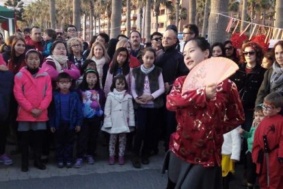 Año nuevo a lomos del dragón oriental. La comunidad china en Almería recibió ayer el año del mono de fuego entre festejos.