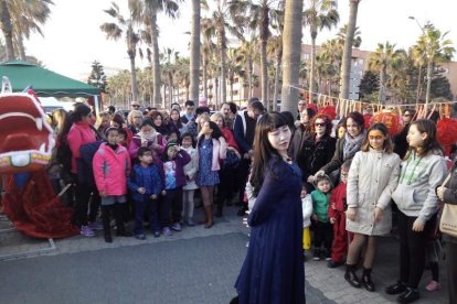 Año nuevo a lomos del dragón oriental. La comunidad china en Almería recibió ayer el año del mono de fuego entre festejos.