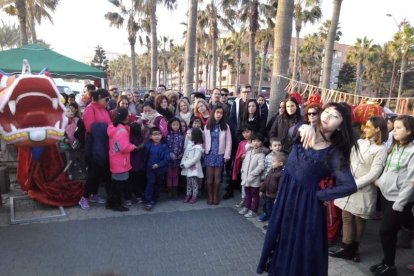 Año nuevo a lomos del dragón oriental. La comunidad china en Almería recibió ayer el año del mono de fuego entre festejos.