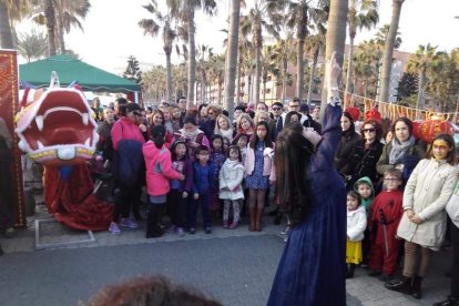 Año nuevo a lomos del dragón oriental. La comunidad china en Almería recibió ayer el año del mono de fuego entre festejos.