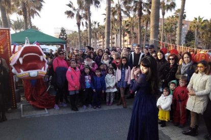 Año nuevo a lomos del dragón oriental. La comunidad china en Almería recibió ayer el año del mono de fuego entre festejos.