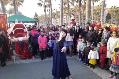 Año nuevo a lomos del dragón oriental. La comunidad china en Almería recibió ayer el año del mono de fuego entre festejos.