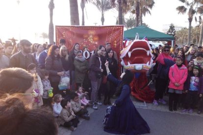 Año nuevo a lomos del dragón oriental. La comunidad china en Almería recibió ayer el año del mono de fuego entre festejos.
