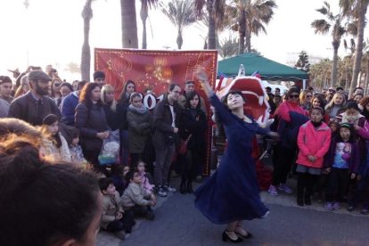 Año nuevo a lomos del dragón oriental. La comunidad china en Almería recibió ayer el año del mono de fuego entre festejos.