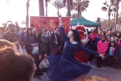 Año nuevo a lomos del dragón oriental. La comunidad china en Almería recibió ayer el año del mono de fuego entre festejos.