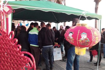 Año nuevo a lomos del dragón oriental. La comunidad china en Almería recibió ayer el año del mono de fuego entre festejos.