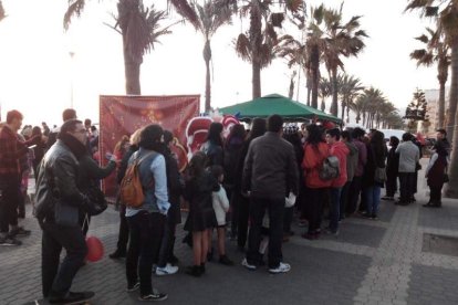 Año nuevo a lomos del dragón oriental. La comunidad china en Almería recibió ayer el año del mono de fuego entre festejos.
