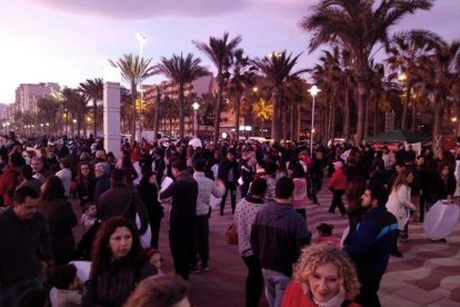 Año nuevo a lomos del dragón oriental. La comunidad china en Almería recibió ayer el año del mono de fuego entre festejos.
