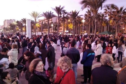Año nuevo a lomos del dragón oriental. La comunidad china en Almería recibió ayer el año del mono de fuego entre festejos.