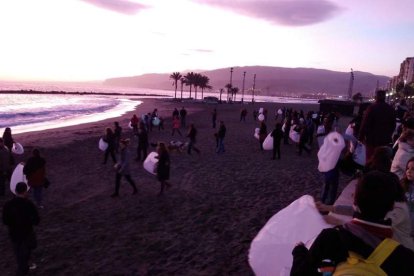 Año nuevo a lomos del dragón oriental. La comunidad china en Almería recibió ayer el año del mono de fuego entre festejos.