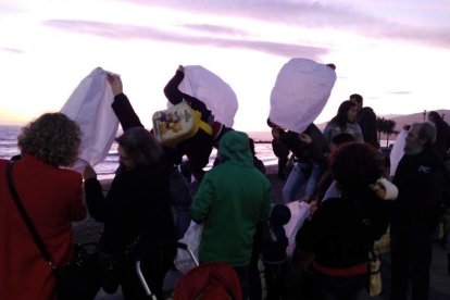 Año nuevo a lomos del dragón oriental. La comunidad china en Almería recibió ayer el año del mono de fuego entre festejos.
