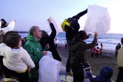 Año nuevo a lomos del dragón oriental. La comunidad china en Almería recibió ayer el año del mono de fuego entre festejos.