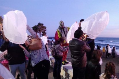 Año nuevo a lomos del dragón oriental. La comunidad china en Almería recibió ayer el año del mono de fuego entre festejos.