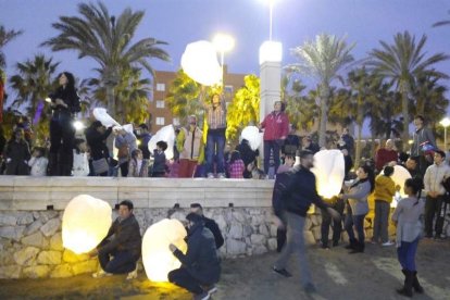 Año nuevo a lomos del dragón oriental. La comunidad china en Almería recibió ayer el año del mono de fuego entre festejos.