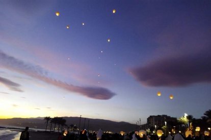 Año nuevo a lomos del dragón oriental. La comunidad china en Almería recibió ayer el año del mono de fuego entre festejos.