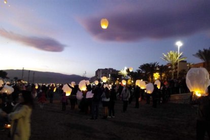 Año nuevo a lomos del dragón oriental. La comunidad china en Almería recibió ayer el año del mono de fuego entre festejos.
