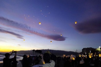 Año nuevo a lomos del dragón oriental. La comunidad china en Almería recibió ayer el año del mono de fuego entre festejos.