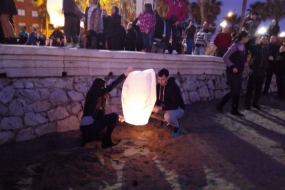 Año nuevo a lomos del dragón oriental. La comunidad china en Almería recibió ayer el año del mono de fuego entre festejos.
