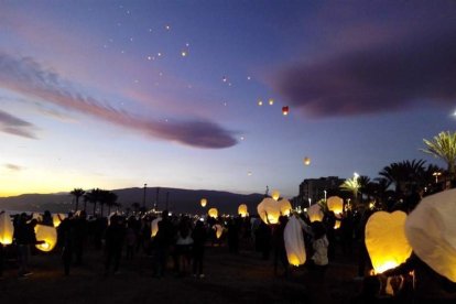 Año nuevo a lomos del dragón oriental. La comunidad china en Almería recibió ayer el año del mono de fuego entre festejos.