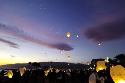 Año nuevo a lomos del dragón oriental. La comunidad china en Almería recibió ayer el año del mono de fuego entre festejos.