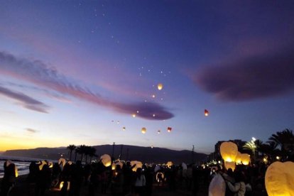 Año nuevo a lomos del dragón oriental. La comunidad china en Almería recibió ayer el año del mono de fuego entre festejos.