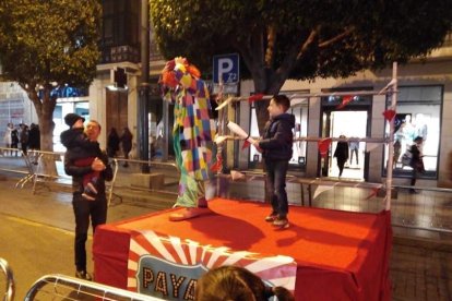 El show más friki de todo el carnaval. Conciertos, disfraces, gladiadores y tartazos en una tarde de júbilo