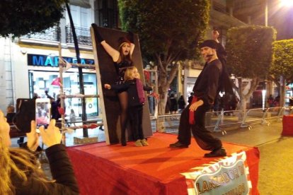 El show más friki de todo el carnaval. Conciertos, disfraces, gladiadores y tartazos en una tarde de júbilo