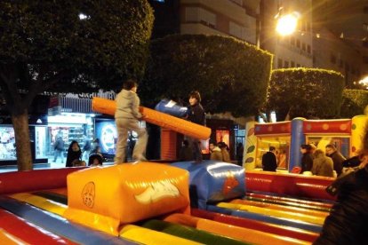 El show más friki de todo el carnaval. Conciertos, disfraces, gladiadores y tartazos en una tarde de júbilo