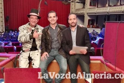 Carnaval histórico en el Cervantes. La final que se vivió en el teatro con intensidad trasladó la fiesta a la calle.