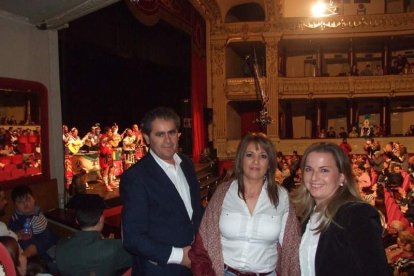 Carnaval histórico en el Cervantes. La final que se vivió en el teatro con intensidad trasladó la fiesta a la calle.