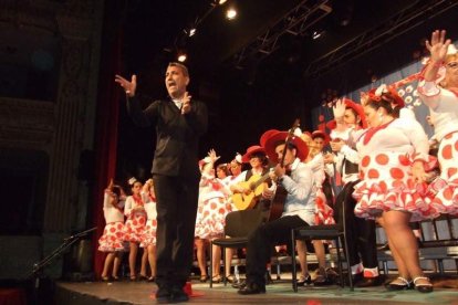 Carnaval histórico en el Cervantes. La final que se vivió en el teatro con intensidad trasladó la fiesta a la calle.