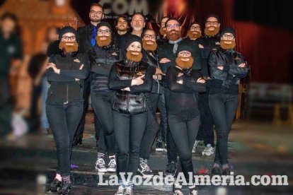 Carnaval histórico en el Cervantes. La final que se vivió en el teatro con intensidad trasladó la fiesta a la calle.