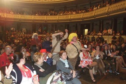 Carnaval histórico en el Cervantes. La final que se vivió en el teatro con intensidad trasladó la fiesta a la calle.