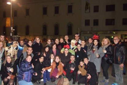 Carnaval histórico en el Cervantes. La final que se vivió en el teatro con intensidad trasladó la fiesta a la calle.