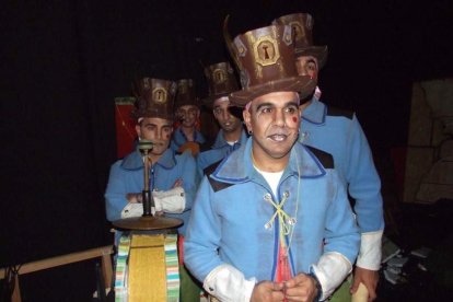 Carnaval histórico en el Cervantes. La final que se vivió en el teatro con intensidad trasladó la fiesta a la calle.